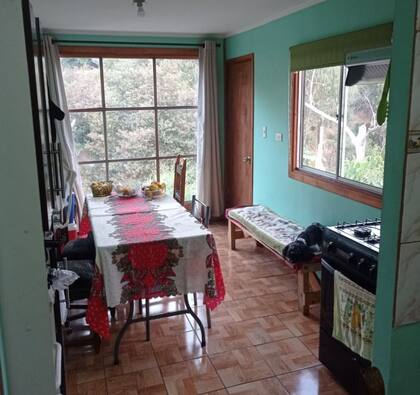 Así era el comedor de su casa antes de que lo devoraran las llamas