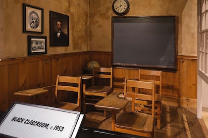 Así eran las aulas para chicos negros en Birmingham, modestas, con pupitres viejos y sin proyectores.