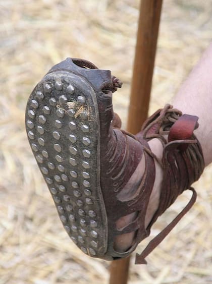 Así eran las sandalias romanas con tachas