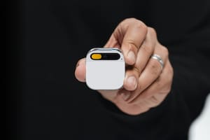 Con láser y ChatGPT: así es AI Pin, el prendedor inteligente que quiere superar al smartphone