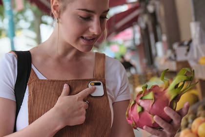 Así es AI Pin, el prendedor inteligente; funciona como un asistente personal potenciado por ChatGPT; no tiene pantalla y toda la interacción es por audio o con un láser