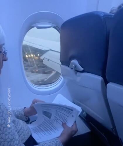 Así es como la mujer estudiaba su instructivo a bordo