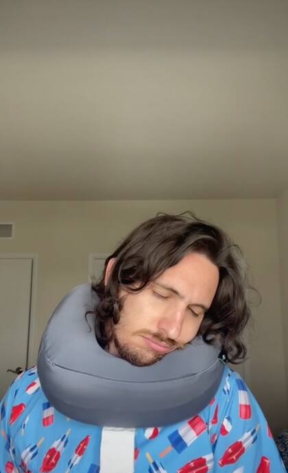 Así es como los pasajeros deberían dormir en el avión con la almohada, según el tiktoker