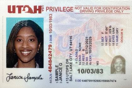 Así es como luce una DPC en Utah, en rojo y en la parte superior derecha, se recalca que la licencia pertenece a un migrante indocumentado