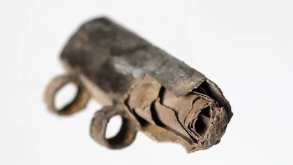 Así es el amuleto con la lámina de plata en su interior