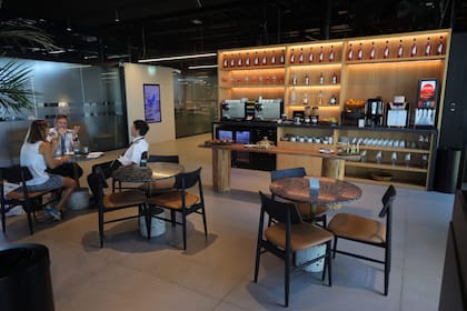 Así es el bar de la sala de preembarque de la terminal de vuelos privados