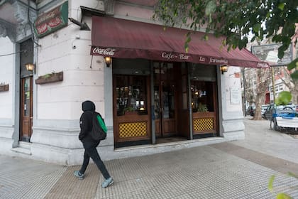 En la esquina de Directorio y Rivera Indarte está el café-bar La Farmacia