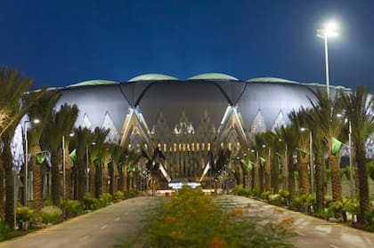 Además del estadio principal de fútbol con capacidad para 60,000 personas, el complejo incluye una sala multideportiva con capacidad para 10,000 personas