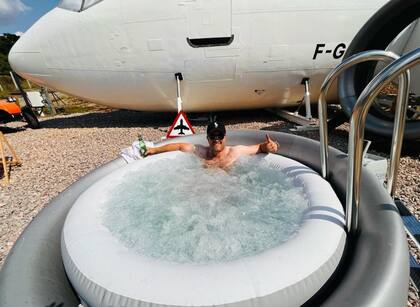 Así es el hidromasaje que instaló en el exterior del avión