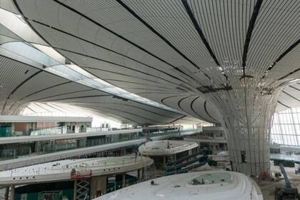 El interior del aeropuerto también tiene un diseño llamativo
