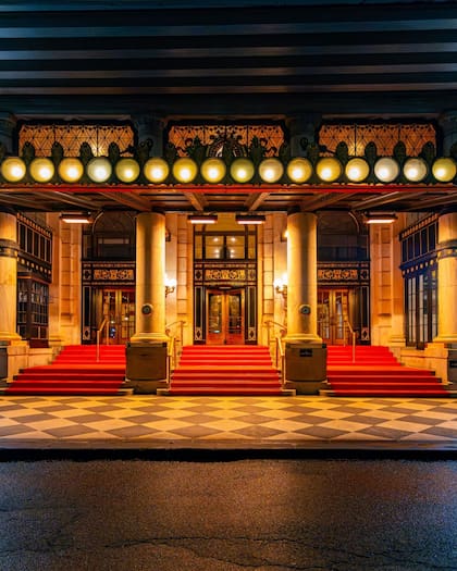 Así es el ingreso al Hotel Plaza de Nueva York