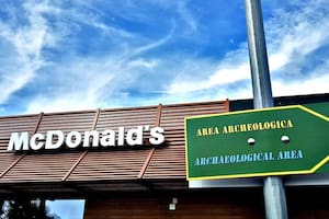 Así es el McDonald's más escalofriante del mundo donde puedes comer rodeado de esqueletos. Foto/Instagram: @wanderlustviola