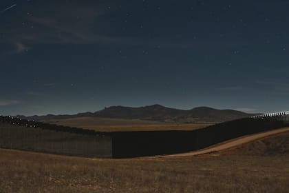 Así es el muro negro que ya comenzó a colocarse en la frontera de un parque nacional en Arizona