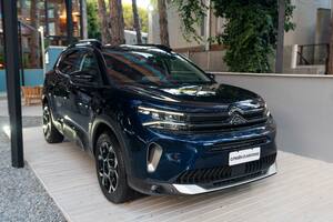 Así es el renovado Citroën C5 Aircross, que se exhibe en el stand de la marca en el centro de Cariló