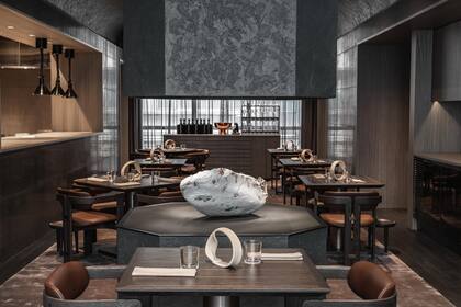 Así es el salón de Andõ, el restaurante del argentino que ganó en Asia una estrella Michelin.