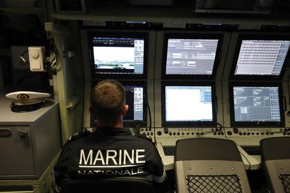 Un oficial de la marina francesa mira las pantallas en el centro de navegación y operaciones del nuevo submarino nuclear 
