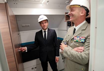El presidente francés Emmanuel Macron, observa los detalles de los camarotes de la nave de guerra nuclear