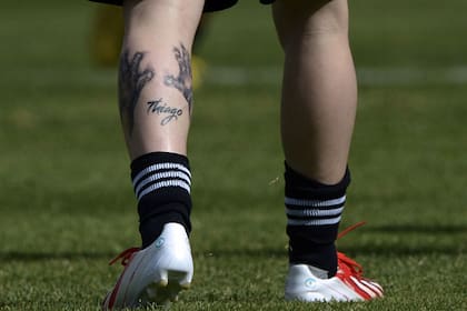 La pantorrilla de Messi, con el nombre de uno de sus tres hijos y dos manos