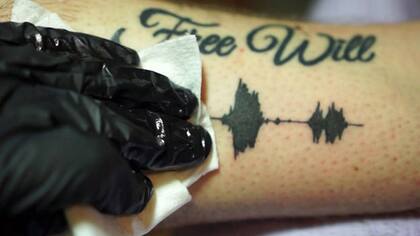 Así es el tatuaje por el que luego podés escuchar el sonido que desees a través del celular