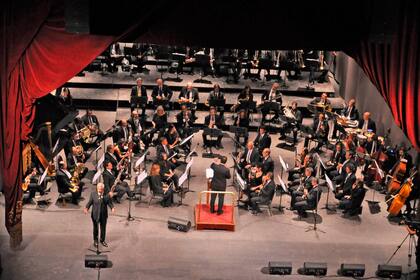 El escenario, de 650 metros cuadros, mantiene las galerías laterales ("hombros" en el lenguaje teatral); el telón cortafuegos se reemplazó por uno más moderno y efectivo y los tres telones escenográficos (el original, el italiano y el americano) están siendo renovados.