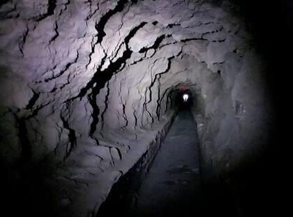 Así es el túnel que conduce hacia la laguna roja