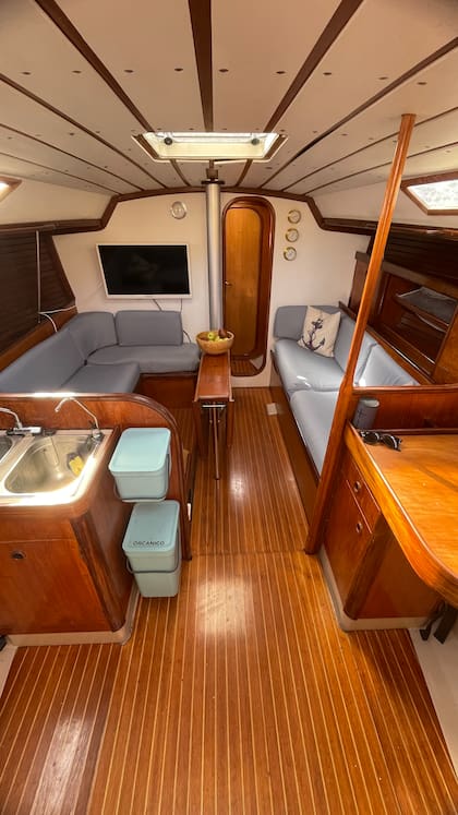 Así es el velero de Agustín por dentro, el cual alquila en verano, pero que también es su casa