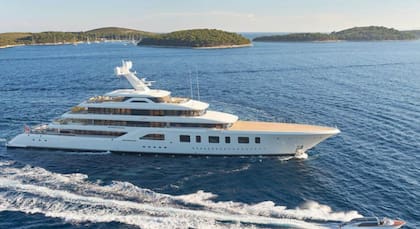 Así es el yate Aquarius que trajo el emir de Qatar a Punta del Este.