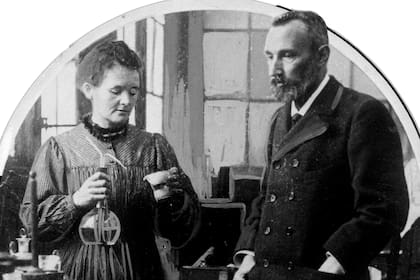 Los pioneros de la ciencia Marie Curie y su esposo Pierre se muestran en su laboratorio en Francia. El primer ministro de Polonia dice que recibió instrucciones para que el gobierno compre una casa de 790.000 euros en Francia, donde la pareja de científicos ganadores del Nobel Marie Sklodowska-Curie y Pierre Curie pasaron vacaciones y fines de semana de 1904 a 1906.
