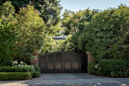 Así es la entrada de la residencia principal de Mark Zuckerberg, donde el magnate tecnológico vive junto a su esposa y sus tres hijas (Loren Elliott/The New York Times)