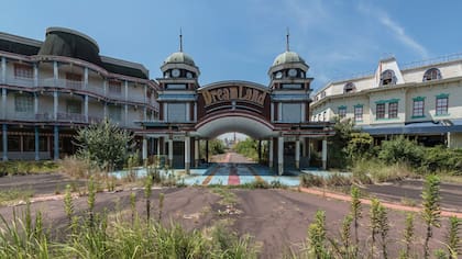 Así es la fachada del parque Nara Dreamland, que empezó a construirse en 1961 y cerró en 2006