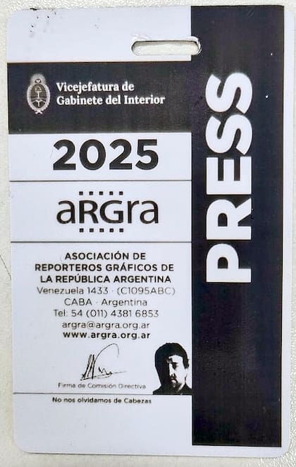 Así es la imagen de la parte de atrás de las credenciales de los fotógrafos asociados a Agra, con la foto de José Luis Cabezas