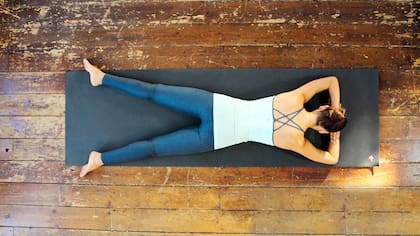 Así es la Makarasana (imagen ilustrativa)