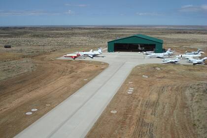 El Rancho posee su propio aeropuerto autorizado por la Administración Federal de Aviación