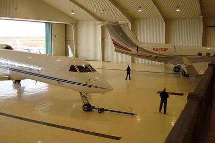 El hangar tiene un departamento con dos habitaciones y dos baños para los pilotos