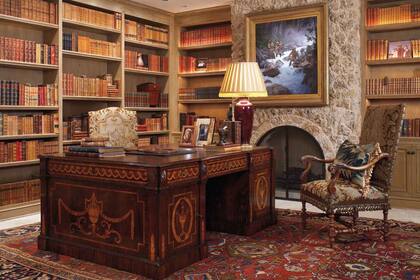 Las bibliotecas que hay en la mansión, como el resto de los ambientes, expresan lujo y refinamiento