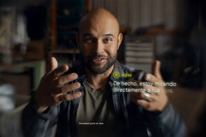 Así es lo que verá la persona que usen los anteojos que mostró Google: son capaces de traducir lo que dice otra persona y mostrarla como un subtitulado proyectado sobre los cristales de los anteojos