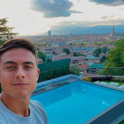 Así es parte del jardín de Dybala y Sabatini, con una piscina y vistas a la ciudad de Turín