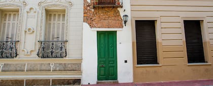 Así es por fuera Casa Mínima en el barrio porteño de San Telmo