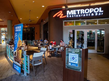 Así es por fuera Metropol, el establecimiento al que acude Adamari López