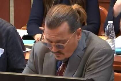 Así escuchaba Johnny Depp el testimonio de su ex, Amber Heard, en el juicio por difamación que este lunes se reanudó luego de una semana de descanso