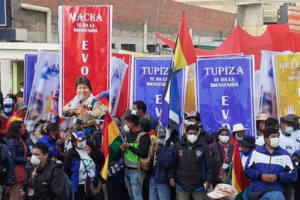 Llega más gente al puente entre Villazón y La Quiaca. El acto central será en la plaza principal de Villazón donde una multitud ya se concentra.Bolivi