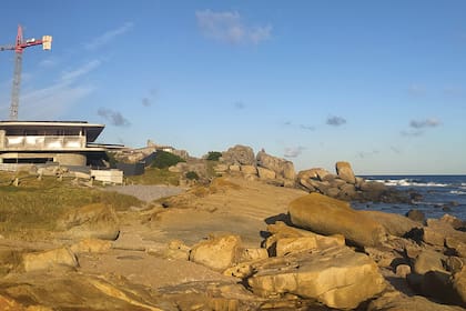 Así está hoy la casa que están levantando entre las rocas de José Ignacio.