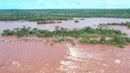 Así estaba el río Iguazú a finales de octubre y principios de noviembre, el nivel del agua tapó y arrastró la mayor parte de las pasarelas a la Garganta del Diablo