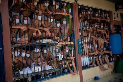 Una celda abarrotada con miembros de dos pandillas, los MS-13 y la 18, en Quezaltepeque, El Salvador