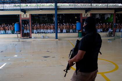 Guardias armados vigilan a los prisioneros en la cárcel de Quezaltepeque