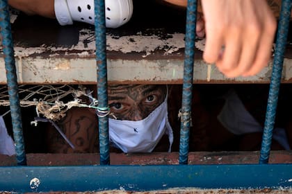 Un integrante de la pandilla 18 observa desde una celda abarrotada en la cárcel de Quezaltepeque