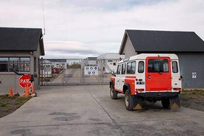 En la entrada de Austral Construcciones se puede ver estacionada una camioneta de Asuntos Antárticos