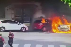 Así explotó el taxi incendiado en Recoleta tras circular en llamas