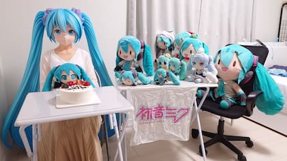 Así festejó Akihiko Kondo su aniversario de boda con Miku