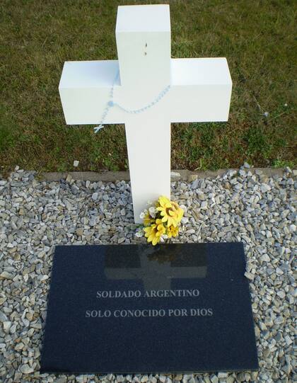Así figuran más de 100 soldados argentinos en el cementerio de Darwin